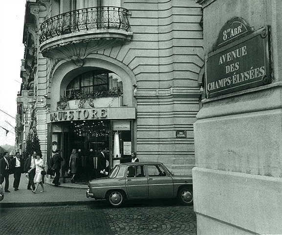 Drugstore Publicis, Slavik